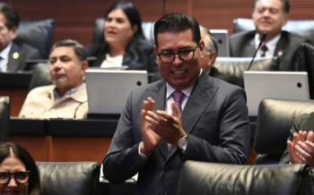 Néstor Camarillo es ratificado en la mesa directiva del Senado